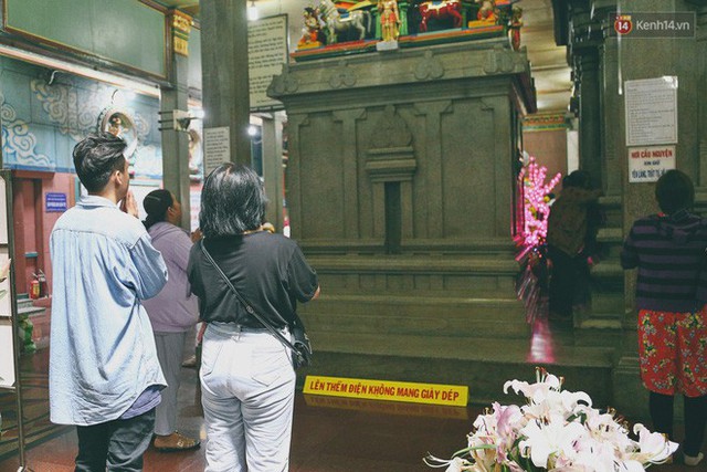 Người Sài Gòn tìm đến úp mặt tâm sự cùng tường đá trong ngôi đền Ấn giáo trăm tuổi - Ảnh 7.