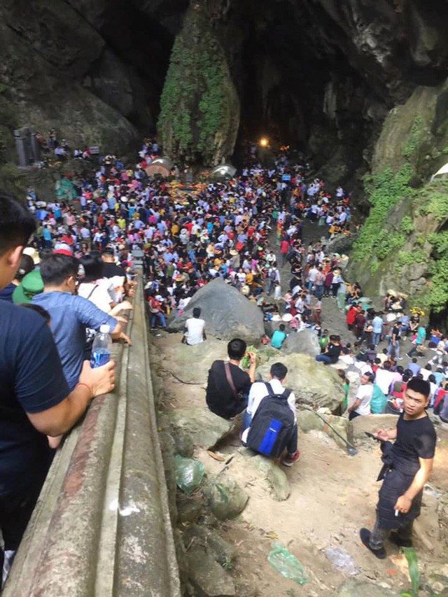 Chùa Hương “thất thủ” ngày mùng 4 Tết, hàng vạn người chen chân chờ cáp treo lên động Hương Tích - Ảnh 7.