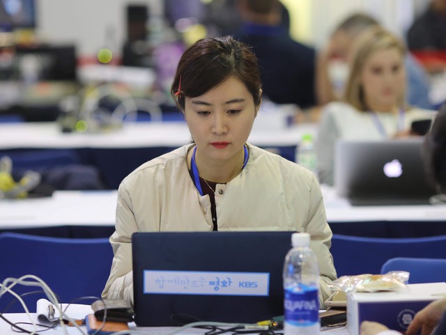 Nhìn lại hình ảnh những phóng viên xinh đẹp tác nghiệp tại Hội nghị Thượng đỉnh Mỹ - Triều - Ảnh 3.