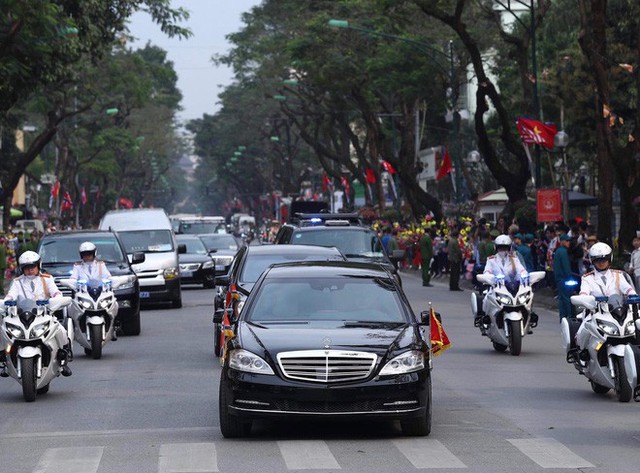 Đoàn xe của Chủ tịch Kim Jong Un rời khách sạn Melia, di chuyển tới Phủ Chủ tịch - Ảnh 1. Đoàn xe của Chủ tịch Kim Jong Un rời khách sạn Melia, di chuyển tới Phủ Chủ tịch - Ảnh 1.