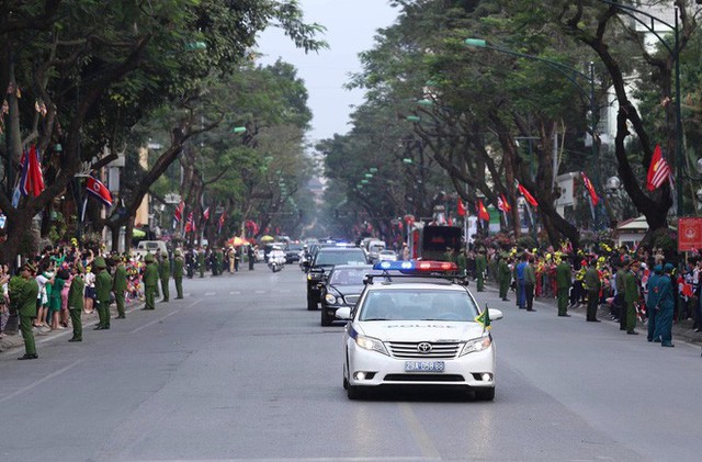 Đoàn xe của Chủ tịch Kim Jong Un rời khách sạn Melia, di chuyển tới Phủ Chủ tịch - Ảnh 2. Đoàn xe của Chủ tịch Kim Jong Un rời khách sạn Melia, di chuyển tới Phủ Chủ tịch - Ảnh 2.