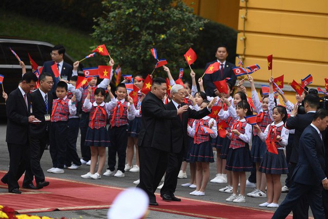 Chủ tịch Kim Jong Un đến Văn phòng Chính phủ, hội kiến Thủ tướng Nguyễn Xuân Phúc - Ảnh 3. Chủ tịch Kim Jong Un đến Văn phòng Chính phủ, hội kiến Thủ tướng Nguyễn Xuân Phúc - Ảnh 3.