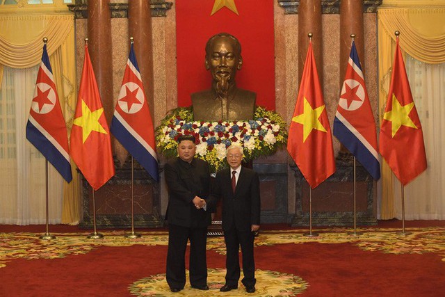 Chủ tịch Kim Jong Un đến Văn phòng Chính phủ, hội kiến Thủ tướng Nguyễn Xuân Phúc - Ảnh 1. Chủ tịch Kim Jong Un đến Văn phòng Chính phủ, hội kiến Thủ tướng Nguyễn Xuân Phúc - Ảnh 1.