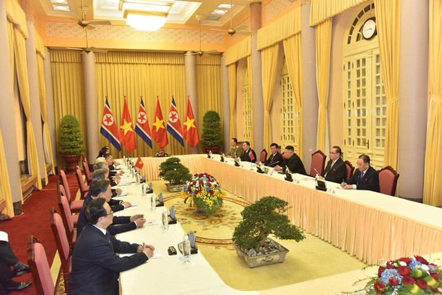 Chủ tịch Kim Jong Un đến Văn phòng Chính phủ, hội kiến Thủ tướng Nguyễn Xuân Phúc - Ảnh 2. Chủ tịch Kim Jong Un đến Văn phòng Chính phủ, hội kiến Thủ tướng Nguyễn Xuân Phúc - Ảnh 2.