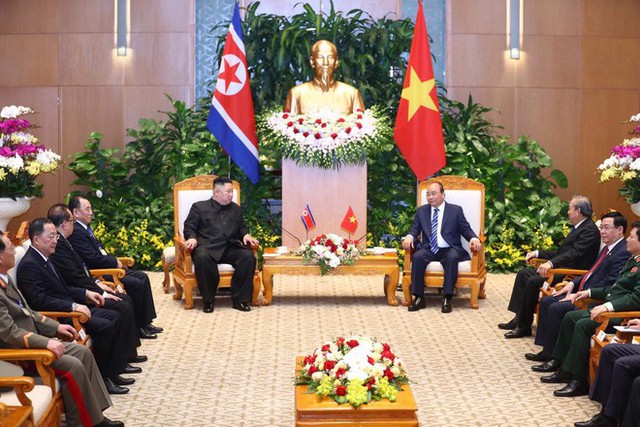 Chủ tịch Kim Jong Un đến Văn phòng Chính phủ, hội kiến Thủ tướng Nguyễn Xuân Phúc - Ảnh 2. Chủ tịch Kim Jong Un đến Văn phòng Chính phủ, hội kiến Thủ tướng Nguyễn Xuân Phúc - Ảnh 2.