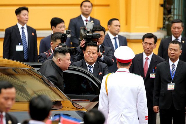 Chủ tịch Kim Jong Un đến Văn phòng Chính phủ, hội kiến Thủ tướng Nguyễn Xuân Phúc - Ảnh 1. Chủ tịch Kim Jong Un đến Văn phòng Chính phủ, hội kiến Thủ tướng Nguyễn Xuân Phúc - Ảnh 1.