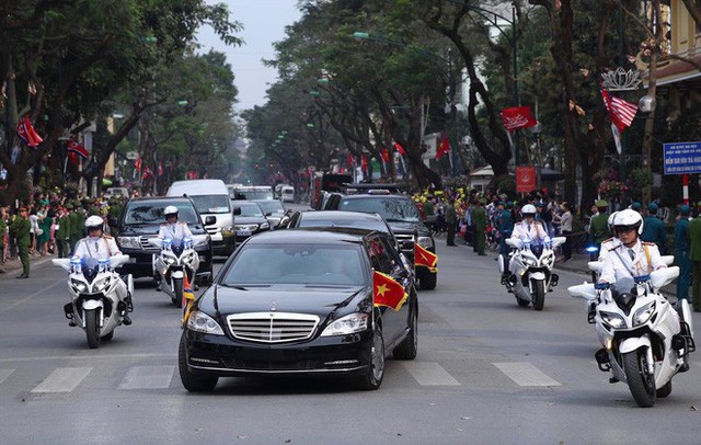 Đoàn xe của Chủ tịch Kim Jong Un rời khách sạn Melia, di chuyển tới Phủ Chủ tịch - Ảnh 3. Đoàn xe của Chủ tịch Kim Jong Un rời khách sạn Melia, di chuyển tới Phủ Chủ tịch - Ảnh 3.
