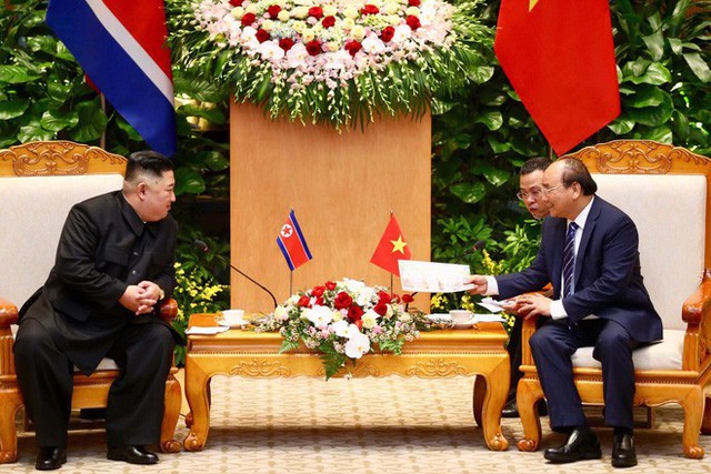 Chủ tịch Kim Jong Un đến Văn phòng Chính phủ, hội kiến Thủ tướng Nguyễn Xuân Phúc - Ảnh 3. Chủ tịch Kim Jong Un đến Văn phòng Chính phủ, hội kiến Thủ tướng Nguyễn Xuân Phúc - Ảnh 3.