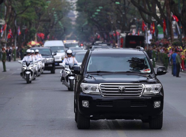 Đoàn xe của Chủ tịch Kim Jong Un rời khách sạn Melia, di chuyển tới Phủ Chủ tịch - Ảnh 5. Đoàn xe của Chủ tịch Kim Jong Un rời khách sạn Melia, di chuyển tới Phủ Chủ tịch - Ảnh 5.