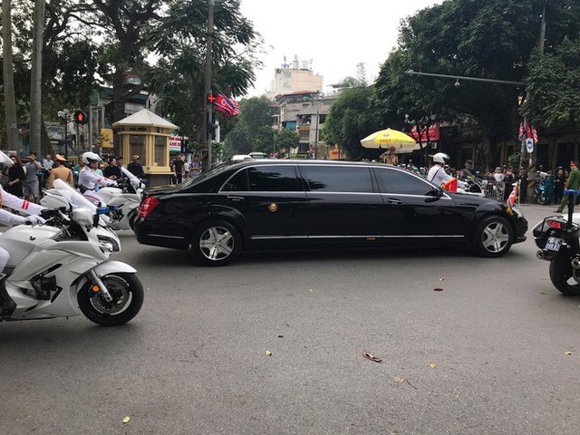 Đoàn xe của Chủ tịch Kim Jong Un rời khách sạn Melia, di chuyển tới Phủ Chủ tịch - Ảnh 6. Đoàn xe của Chủ tịch Kim Jong Un rời khách sạn Melia, di chuyển tới Phủ Chủ tịch - Ảnh 6.