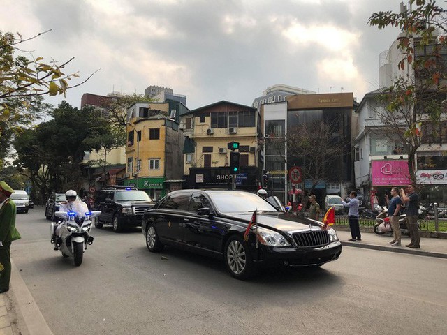 Đoàn xe của Chủ tịch Kim Jong Un rời khách sạn Melia, di chuyển tới Phủ Chủ tịch - Ảnh 7. Đoàn xe của Chủ tịch Kim Jong Un rời khách sạn Melia, di chuyển tới Phủ Chủ tịch - Ảnh 7.