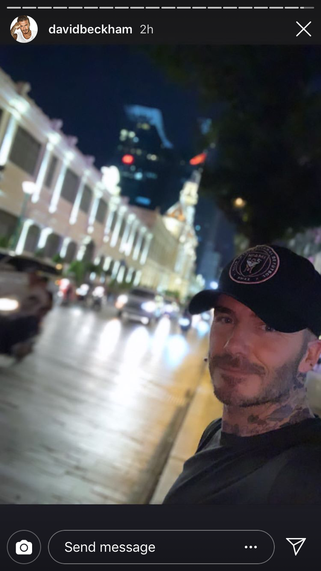 David Beckham khoe ngay clip thả tim và ảnh selfie dạo phố Sài Gòn lên Instagram sau chuỗi sự kiện tại Việt Nam - Ảnh 2.