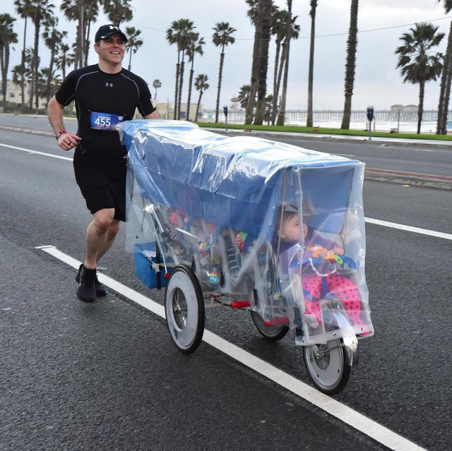 Kiên trì đẩy 5 đứa con trên quãng đường marathon dài 43 km, ông bố Mỹ khiến cư dân mạng thán phục đến rơi nước mắt khi biết lý do đằng sau - Ảnh 1.