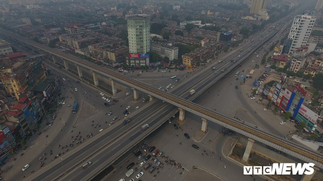 Ảnh: Người nhện đu dây lau rửa ga tàu đường sắt Cát Linh - Hà Đông trước ngày hoạt động - Ảnh 1.