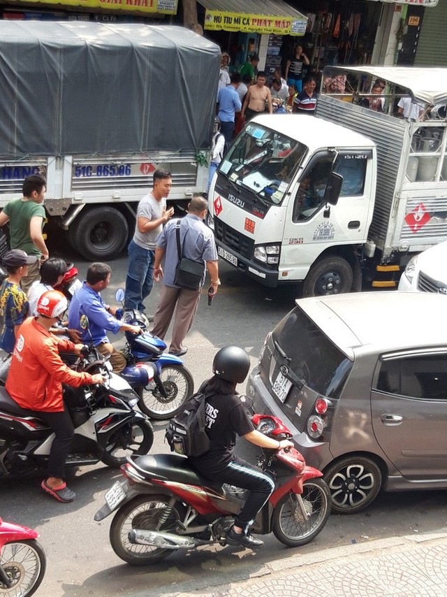  [VIDEO] - Giành đường đánh nhau náo loạn trung tâm TP HCM  - Ảnh 4.