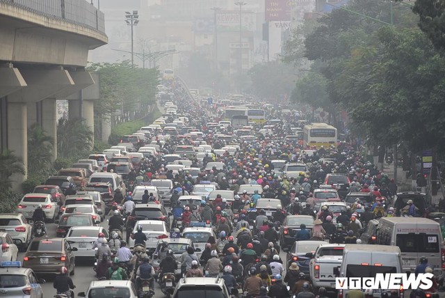 Ảnh: Dòng người len chặt trên tuyến đường Hà Nội dự định cấm xe máy - Ảnh 3.