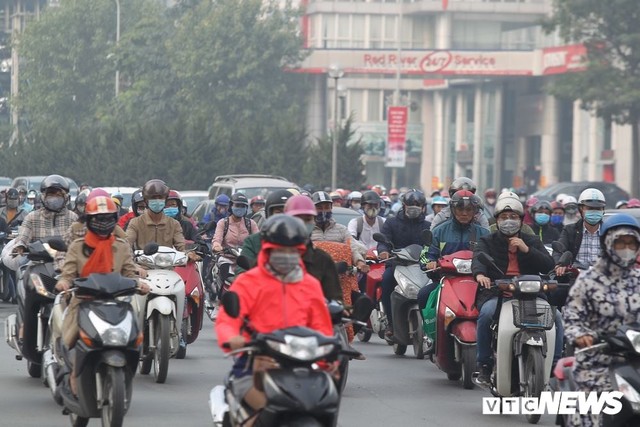 Ảnh: Dòng người len chặt trên tuyến đường Hà Nội dự định cấm xe máy - Ảnh 4.