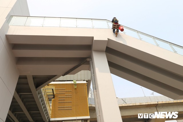 Ảnh: Người nhện đu dây lau rửa ga tàu đường sắt Cát Linh - Hà Đông trước ngày hoạt động - Ảnh 4.