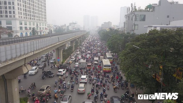 Ảnh: Dòng người len chặt trên tuyến đường Hà Nội dự định cấm xe máy - Ảnh 5.