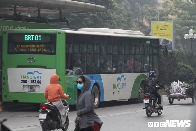 Ảnh: Dòng người len chặt trên tuyến đường Hà Nội dự định cấm xe máy - Ảnh 7.