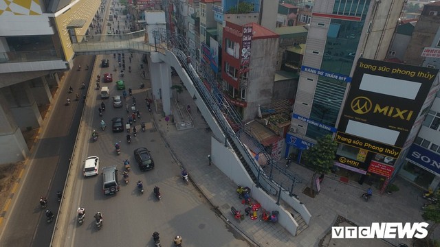 Ảnh: Người nhện đu dây lau rửa ga tàu đường sắt Cát Linh - Hà Đông trước ngày hoạt động - Ảnh 8.