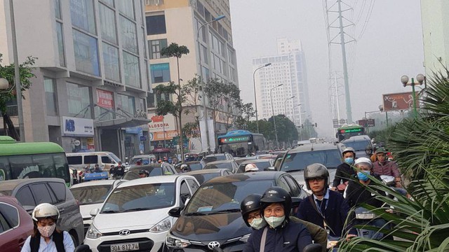 Buýt BRT bị bủa vây bởi phương tiện cá nhân trên đường dự kiến cấm xe máy - Ảnh 1.