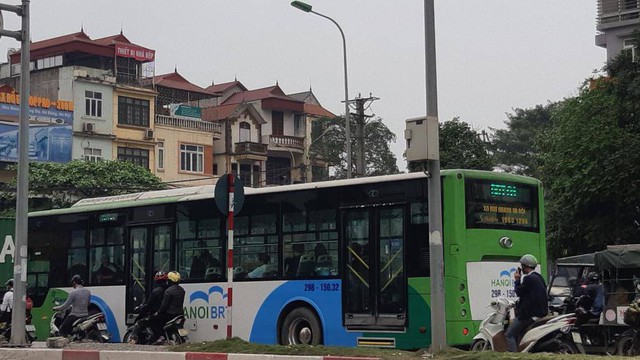 Buýt BRT bị bủa vây bởi phương tiện cá nhân trên đường dự kiến cấm xe máy - Ảnh 2.