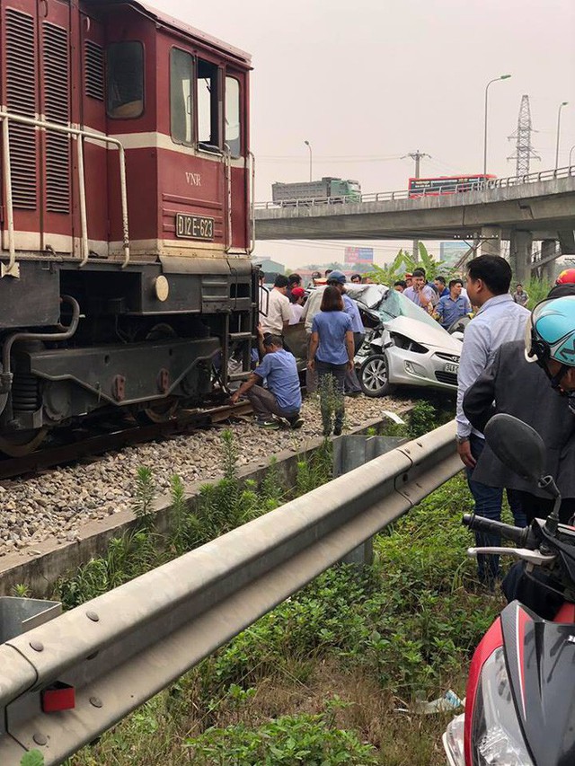  Hiện trường vụ ô tô bị tàu hỏa đâm ngang, nát bét, nguyên nhân cũng vì cố nhanh vài phút - Ảnh 2.