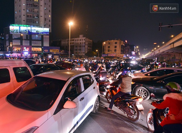 Chùm ảnh: Đây là cảnh tượng diễn ra mỗi ngày trên tuyến đường Hà Nội dự kiến cấm xe máy vào giờ cao điểm - Ảnh 13.