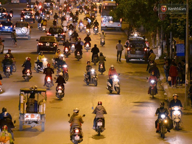 Chùm ảnh: Đây là cảnh tượng diễn ra mỗi ngày trên tuyến đường Hà Nội dự kiến cấm xe máy vào giờ cao điểm - Ảnh 15.