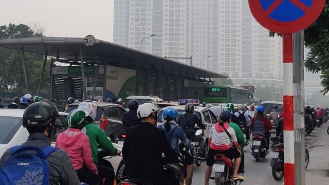 Buýt BRT bị bủa vây bởi phương tiện cá nhân trên đường dự kiến cấm xe máy - Ảnh 4.