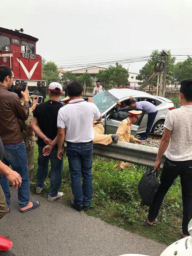  Tai nạn đường sắt 2 người tử vong ở Hải Dương: Ô tô bị tàu hoả đẩy khoảng 100 mét - Ảnh 1.