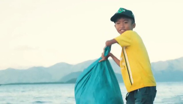 Clip về sự thay đổi của bãi biển Nha Trang nhờ nhóm bạn ngoại quốc khiến cộng đồng trầm trồ: Nơi ngập rác thành sân bóng cho trẻ em - Ảnh 8.
