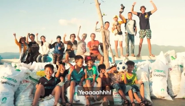 Clip về sự thay đổi của bãi biển Nha Trang nhờ nhóm bạn ngoại quốc khiến cộng đồng trầm trồ: Nơi ngập rác thành sân bóng cho trẻ em - Ảnh 9.