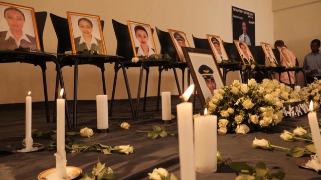 Nước mắt hoà chung sự phẫn nộ trong đám tang của phi công Ethiopian Airlines xấu số - Ảnh 7.