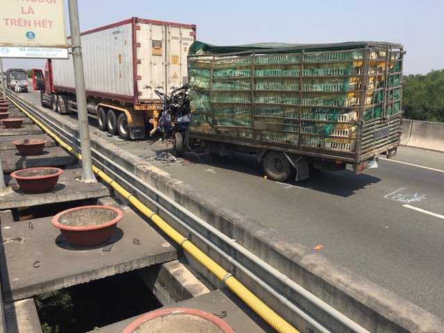 Tai nạn nghiêm trọng trên đường cao tốc TP HCM - Long Thành, ít nhất 2 người chết  - Ảnh 1.