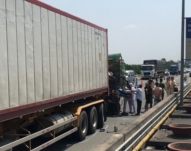 Tai nạn nghiêm trọng trên đường cao tốc TP HCM - Long Thành, ít nhất 2 người chết  - Ảnh 3.