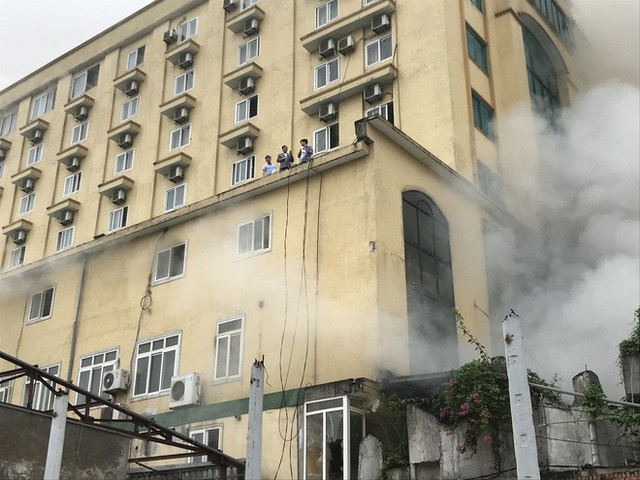 Nghệ An: Cháy lớn ở khách sạn, quán bar Avatar, nhiều người mắc kẹt bên trong - Ảnh 4.