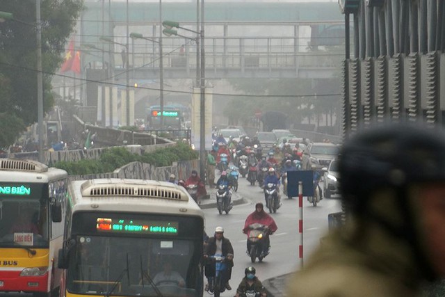 Hà Nội ngập trong sương mù, giao thông đi lại khó khăn - Ảnh 2.