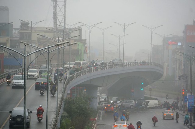 Hà Nội ngập trong sương mù, giao thông đi lại khó khăn - Ảnh 3.