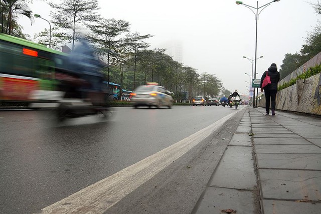 Hà Nội ngập trong sương mù, giao thông đi lại khó khăn - Ảnh 5.