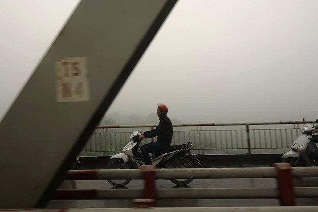 Hà Nội ngập trong sương mù, giao thông đi lại khó khăn - Ảnh 7.