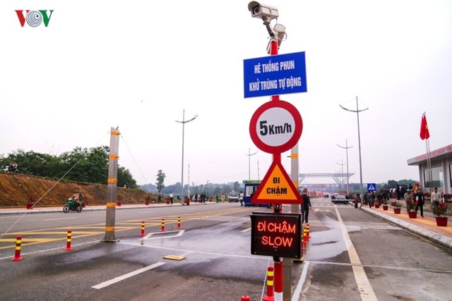 Chính thức thông quan cầu Bắc Luân II nối Việt Nam - Trung Quốc - Ảnh 8.