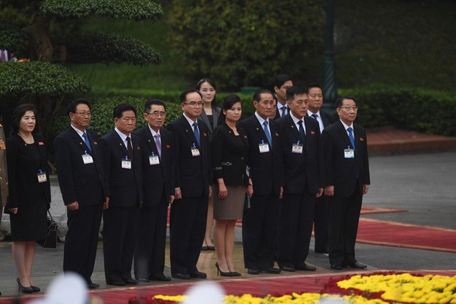  Em gái ông Kim Jong Un duyên dáng nhận hoa trong lễ đón chính thức tại Phủ chủ tịch - Ảnh 1.