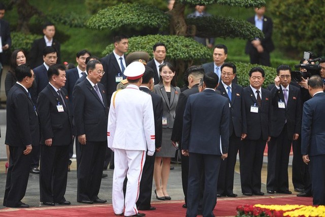  Em gái ông Kim Jong Un duyên dáng nhận hoa trong lễ đón chính thức tại Phủ chủ tịch - Ảnh 3.