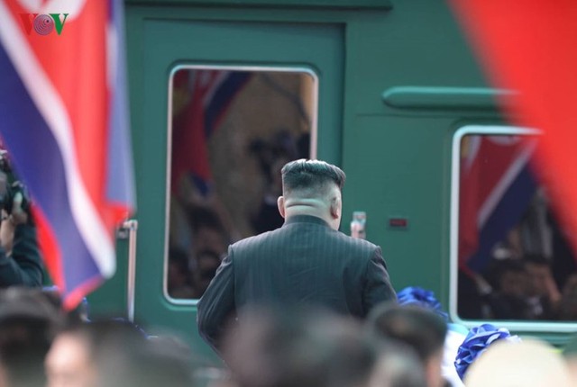 Khoảnh khắc Chủ tịch Kim Jong-un lên tàu bọc thép rời Việt Nam về nước - Ảnh 4.