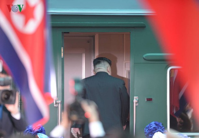 Khoảnh khắc Chủ tịch Kim Jong-un lên tàu bọc thép rời Việt Nam về nước - Ảnh 8.