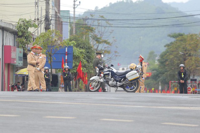  Cận cảnh dàn xe bọc thép tại ga Đồng Đăng trước giờ Chủ tịch Kim Jong-un rời Việt Nam  - Ảnh 9.