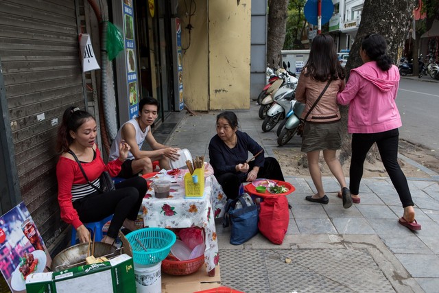 New York Times: Chuyện không nhỏ của Hà Nội nhìn từ việc dẹp buôn thúng bán mẹt trên vỉa hè - Ảnh 1.