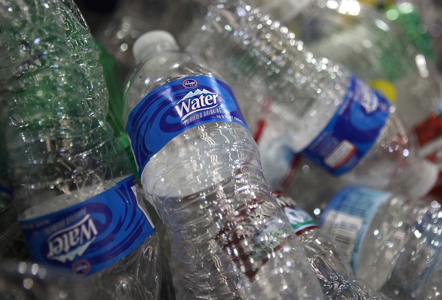 Tạp chí Business Insider: Nước đóng chai chính là cú lừa lớn nhất thế kỷ 21 - Ảnh 1.